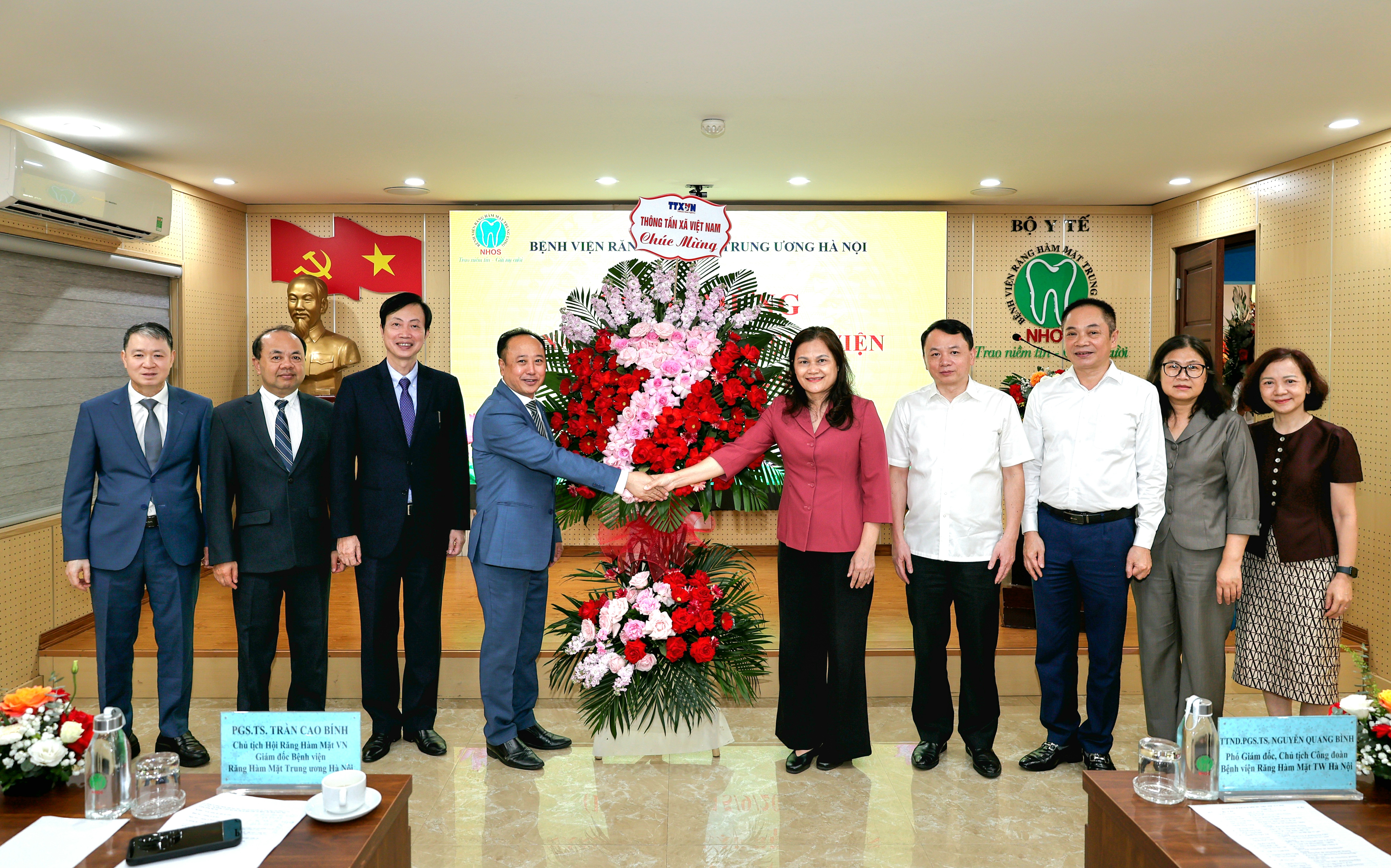 Ban lãnh đạo TTXVN tặng hoachúc mừng Bệnh viện